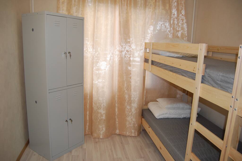 металлический шкафчик и двухярусная кровать в 4-х местном номере