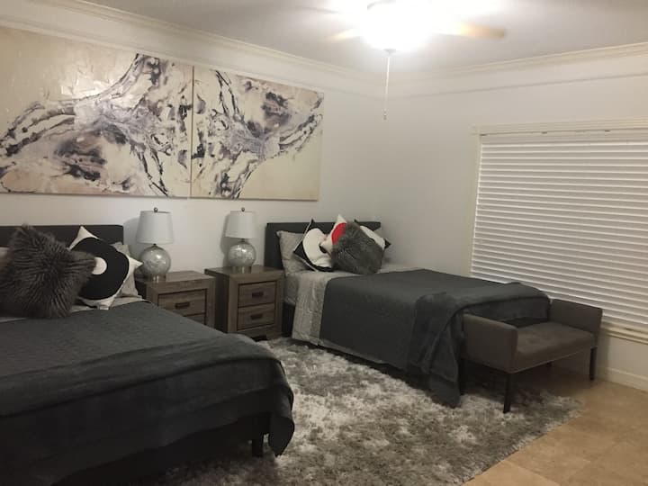 Camera da letto al primo piano con due letti matrimoniali e un bagno completo.