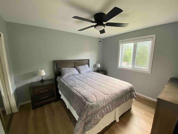 Chambre principale avec lit Queen et accès aux toilettes