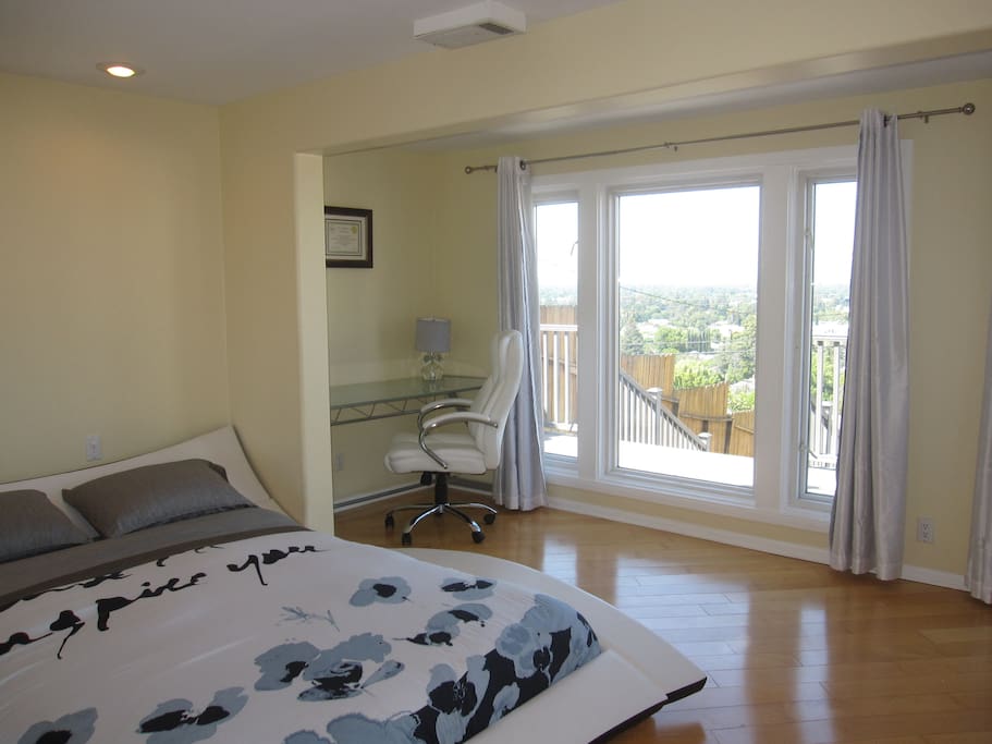 Bedroom (Queen Bed, Casper Mattress)