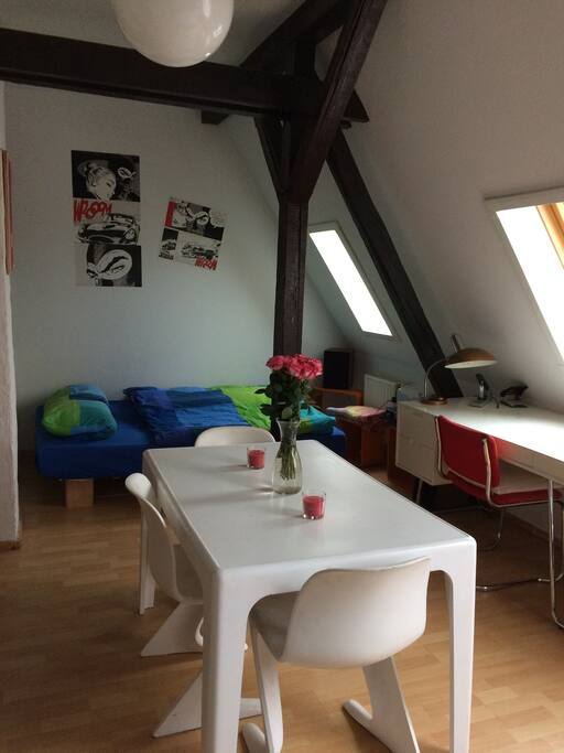 Blick auf das Bett, Schreibtisch und Esstisch