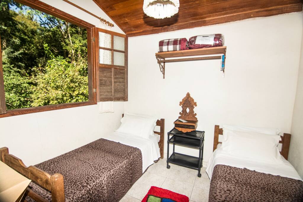 Chalé - quarto anexo ao de casal com duas de solteiro