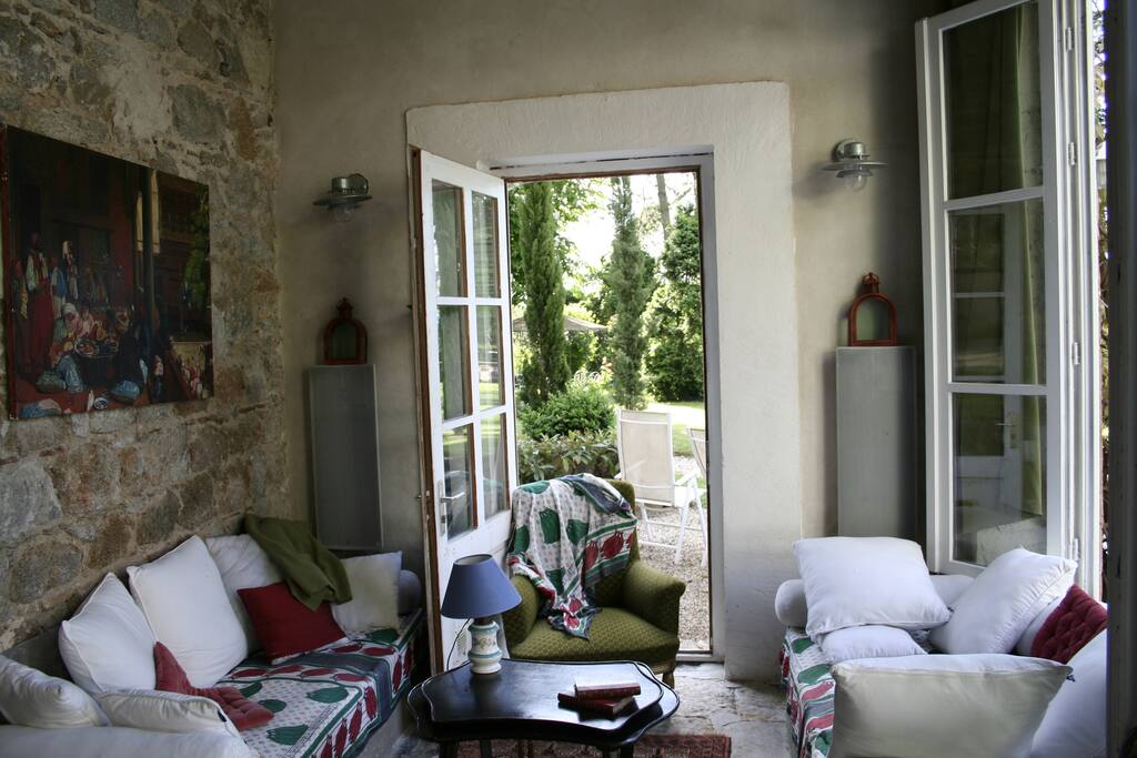 Salon de plein pied sur le jardin