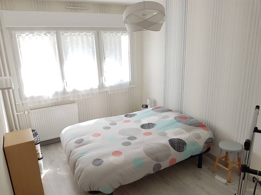 Chambre Airbnb (collée à la salle de bain)