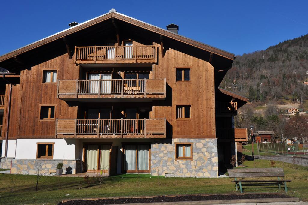 Façade immeuble en été