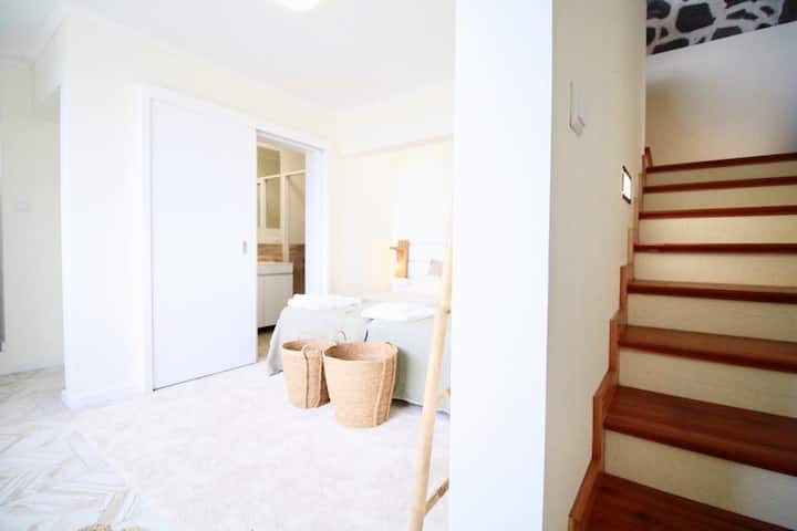 מדרגות לחדר 