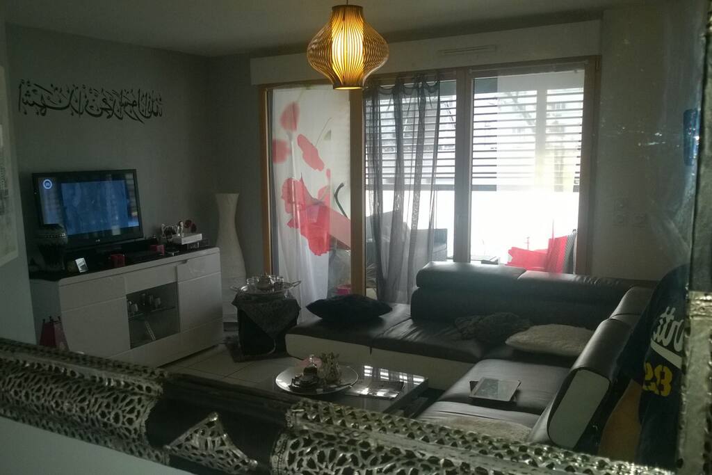 Salon avec ouverture sur terrasse extérieure et son petit salon