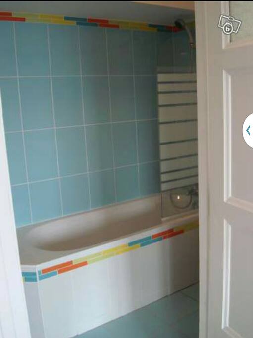 salle de bain avec baignoire/coin douche, WC, meuble vasque, lave linge séchant