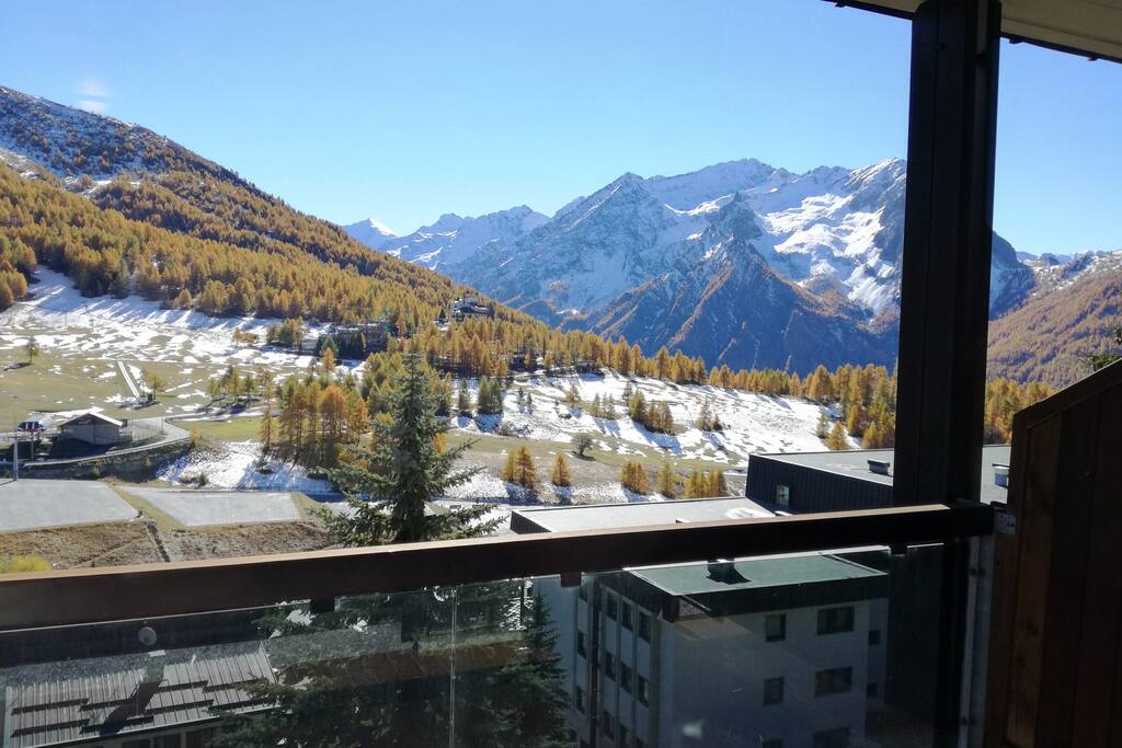 Vista balcone su montagne