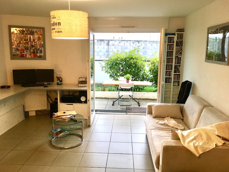 Salon avec télévision, PC Home cinéma et canapé