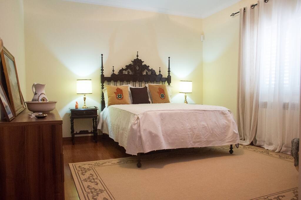 Quarto com vista para piscina