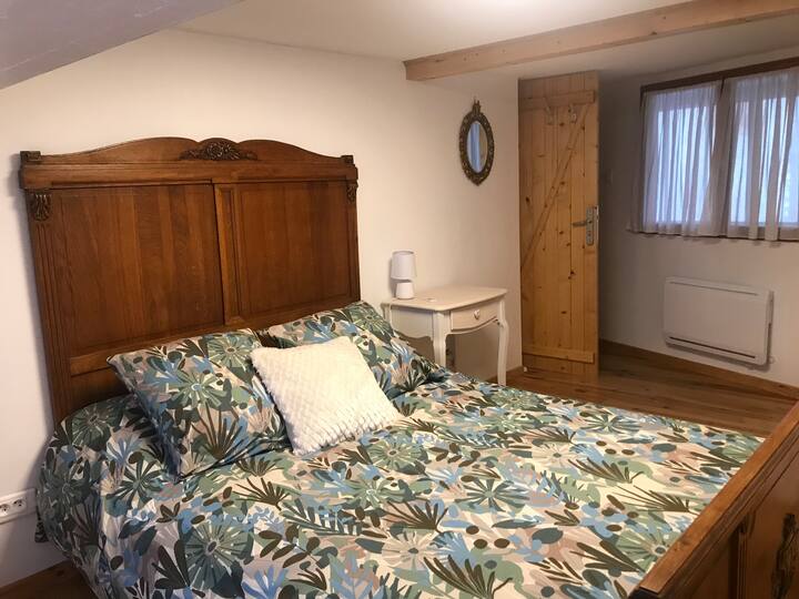 Chumba cha kulala cha watu wawili ni angavu na chenye nafasi kubwa