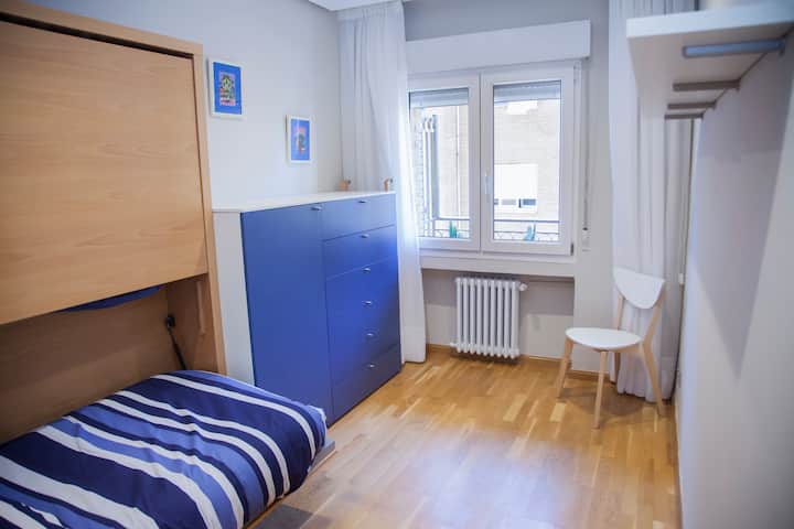 غرفة بسرير بطابقين