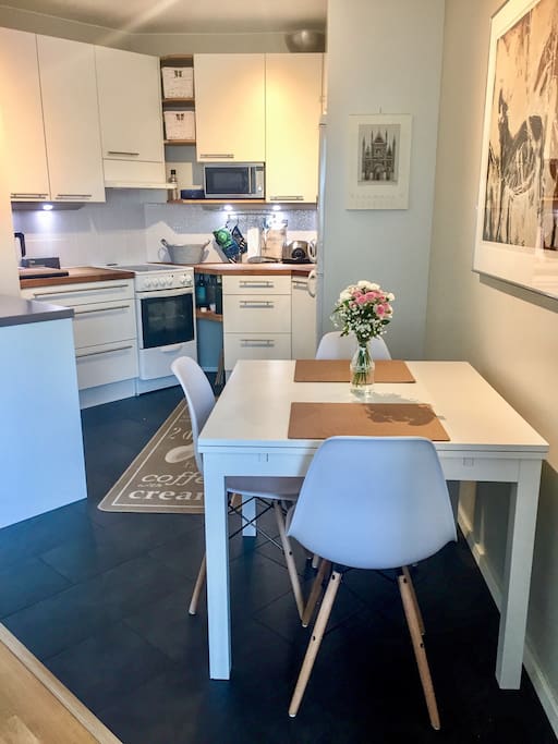 Well-equipped kitchen with good cooking facilities and a dishwasher. The table may be extended to fit 6-8 persons.