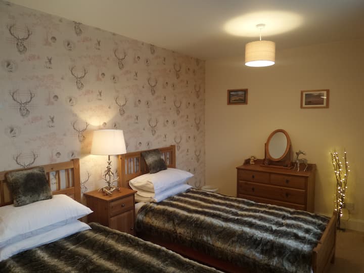 Chumba cha kulala 2. Vitanda pacha na dirisha unaoelekea pwani, gati na bahari