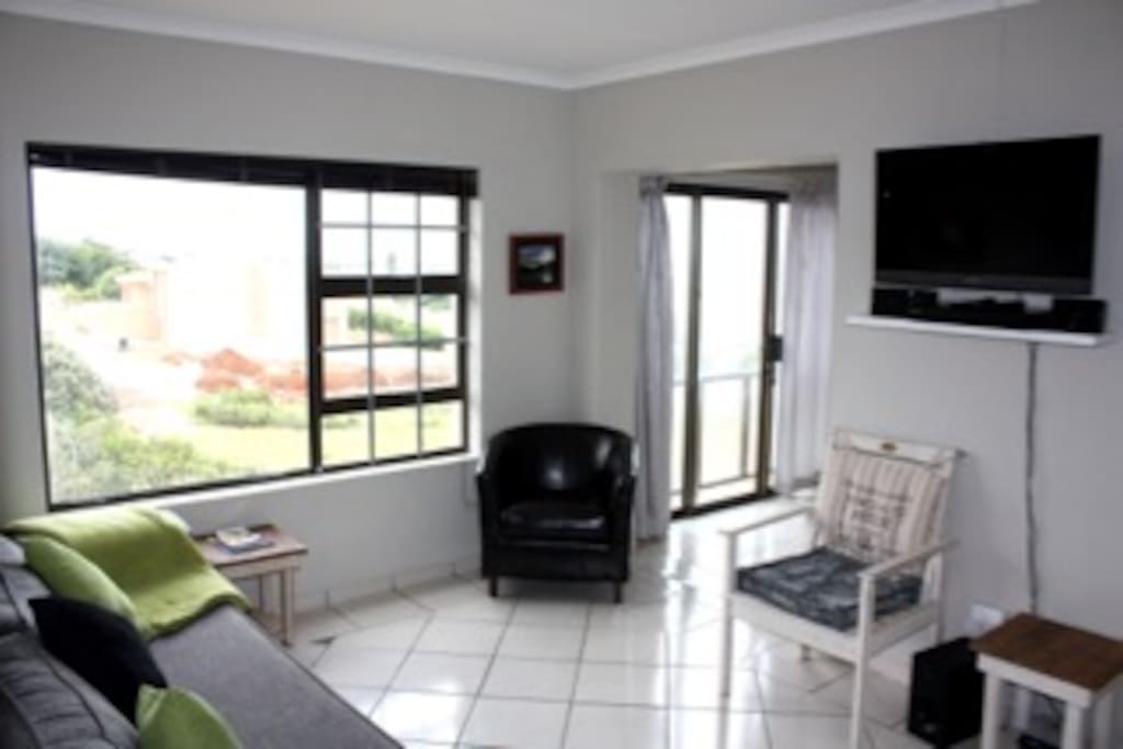 Sea view deck, indoor braai, dvd,
tv with dish, wi-fi, gated parking.