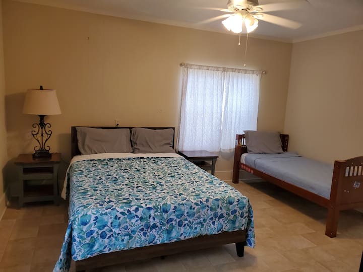 Guest House Bedroom 1 - 1Queen and 1 Twin bed