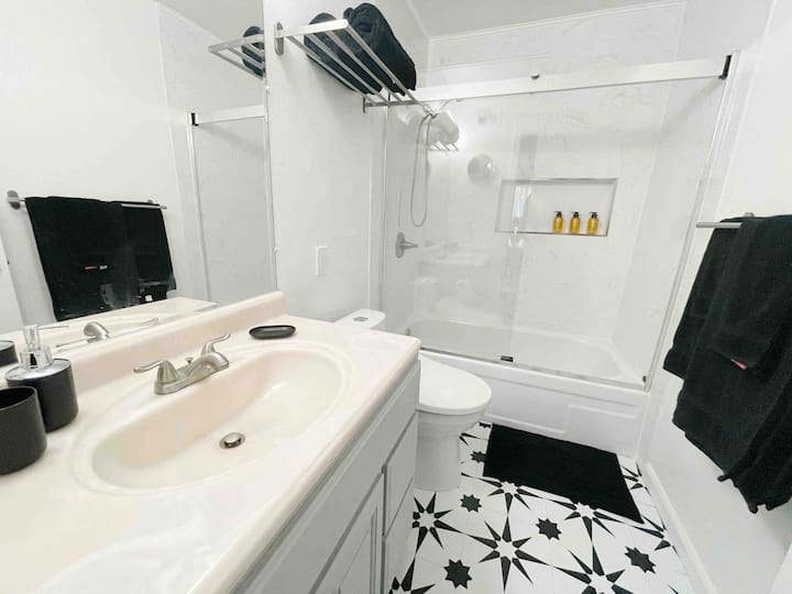 2 BR home, outdoor patio, free parking & FAST WiFi