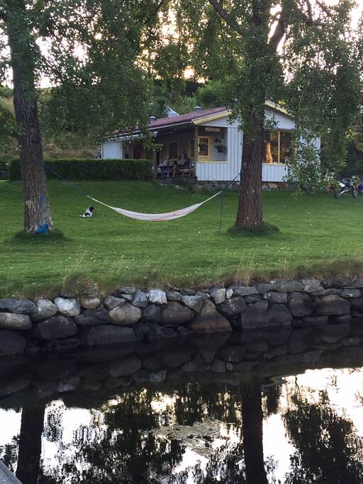 The cabin seen from the seaside.