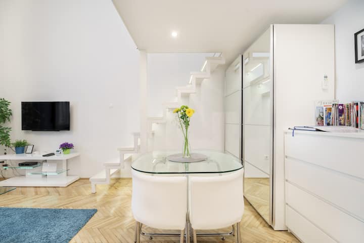 Quiet, friendly studio next to the New York Café