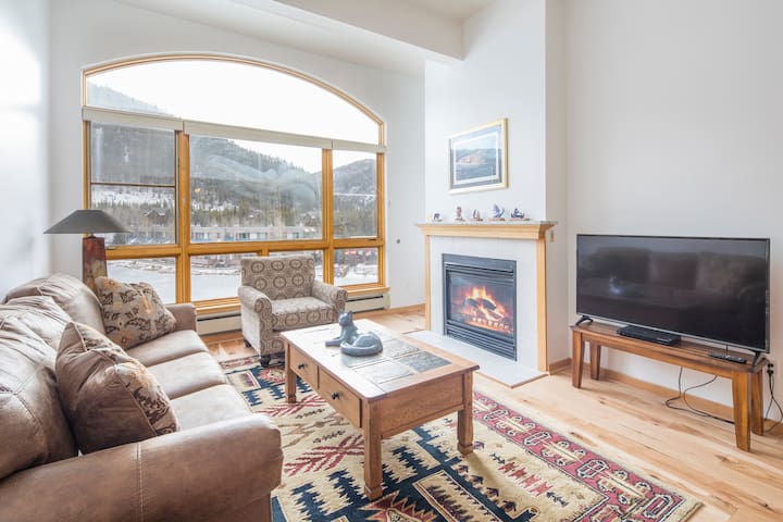 1546 | Epic views, wood floors, 4K TV, granite!