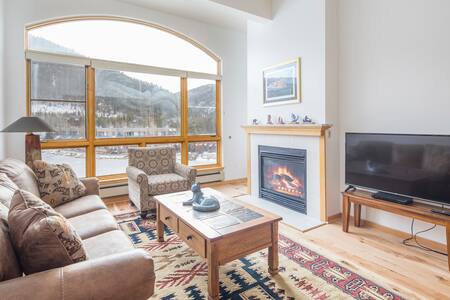 1546 | Epic views, wood floors, 4K TV, granite!