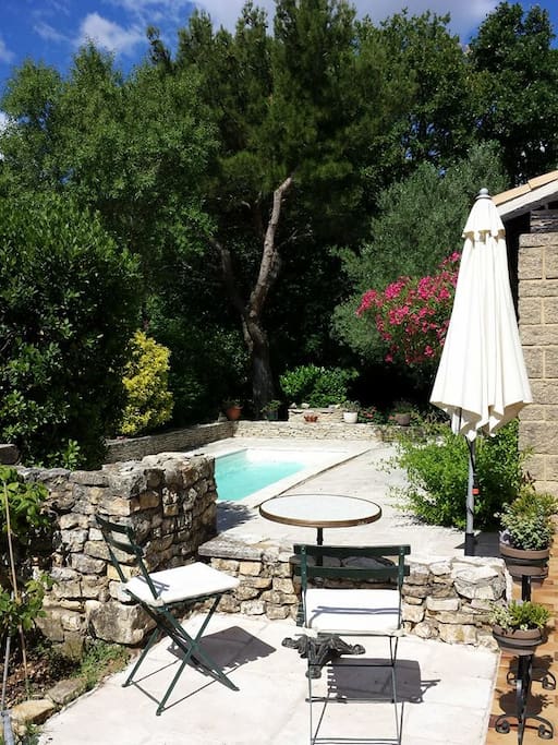 Coin petit déjeuner face à la piscine.