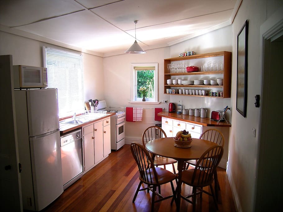 Fridge, dishwasher, double sink, gas cooking