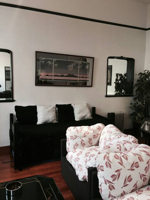 Cama de una plaza , con sillones