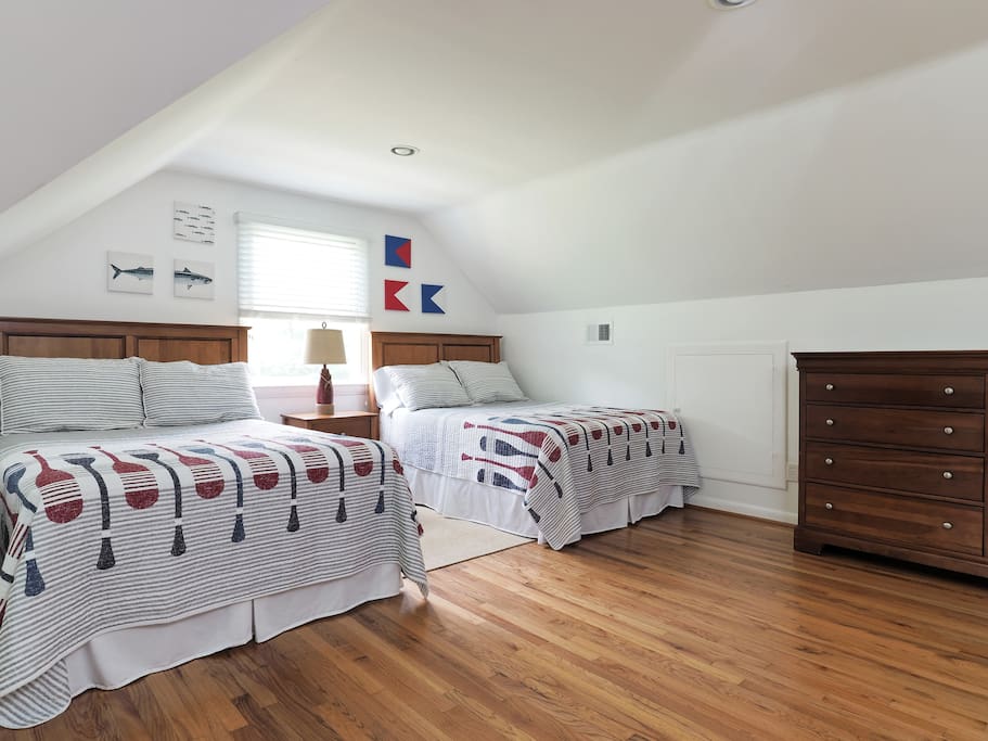 Bunk room: 2 double beds + 2 single beds