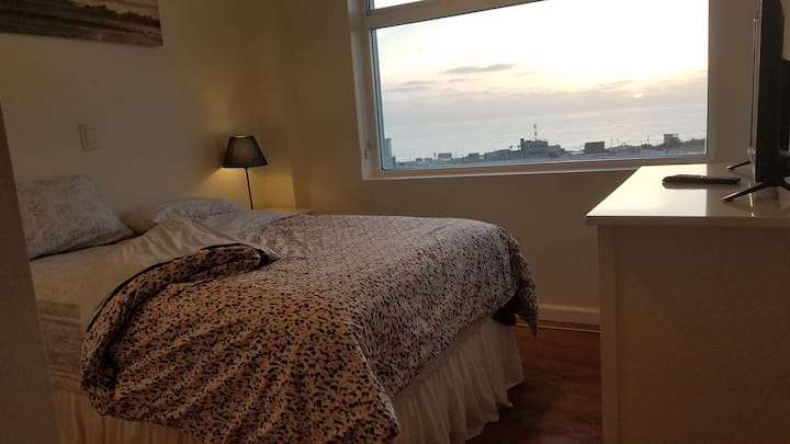 Chambre n °3 avec lit Queen Size et télévision CONNECTÉE