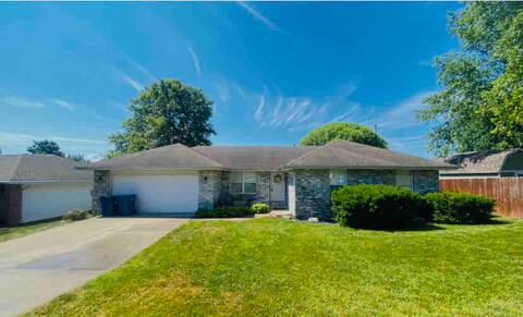 Entire home, central Nixa