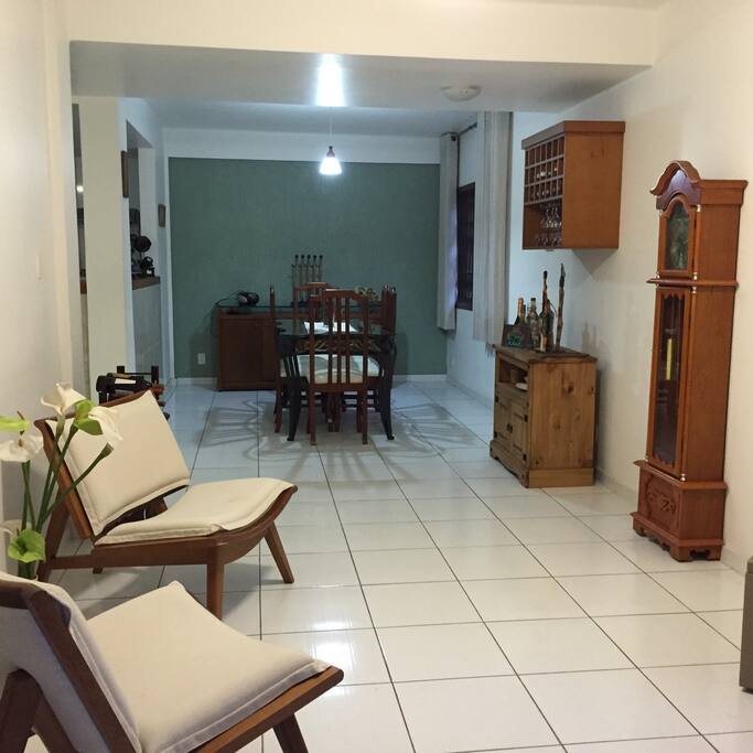 Sala de estar e sala de jantar bem arejada, fresca e com bastante claridade e privacidade, com vista para a ampla área interna, jardim e churrasqueira.