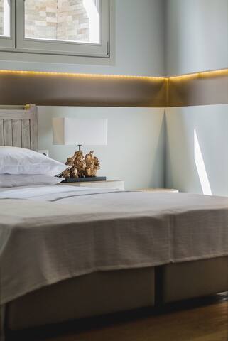 Superior – Acropolis Luxury 2-Bdr Suite gallery image 5