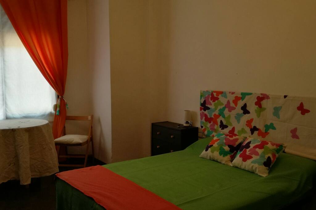 Habitación amplia, con pequeño recibidor para desayunar. Amplio armario, de dos hojas.