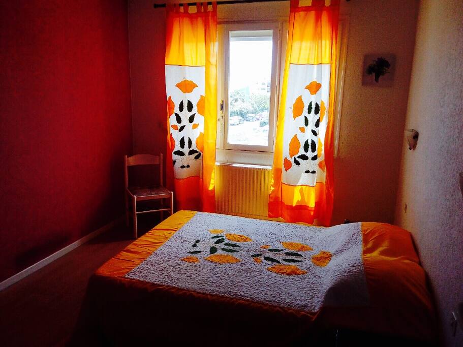Chambre lit 2 places lumineuse