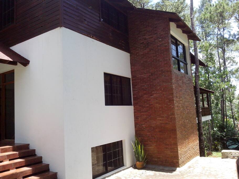 From outside. / Desde afuera