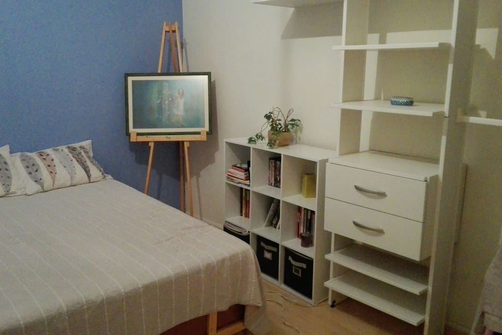 amplia recámara con cama matrimonial con amplio clóset y escritorio de trabajo