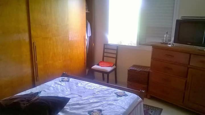 Druhá spálňa s vlastnou kúpeľňou a šatníkmi.
Bočný pohľad na dom, je tam veľa vetra a slnečného svetla ... je to hniezdo lásky, pre najodvážnejšie, dobré ho tam nechajte.