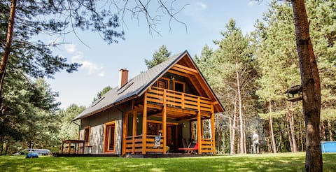 Sarna - acogedora casa de madera en el bosque polaco
