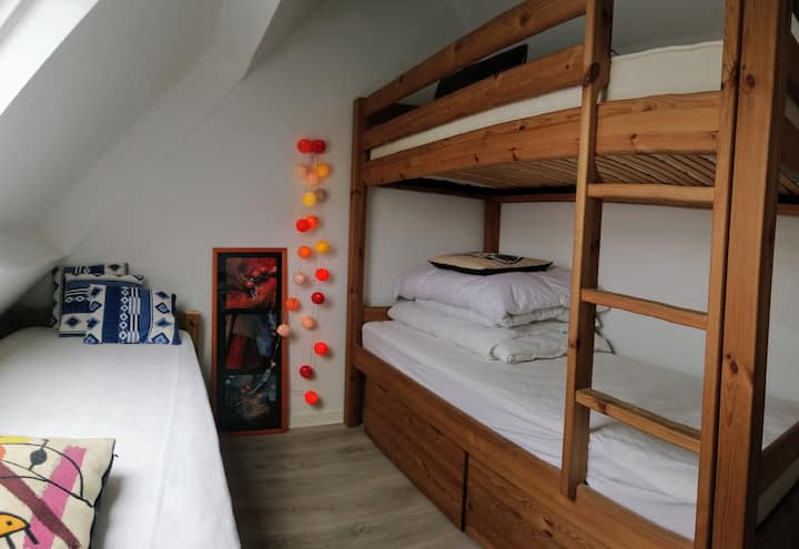 cabaña dormitorio con 3 camas en el lado del patio