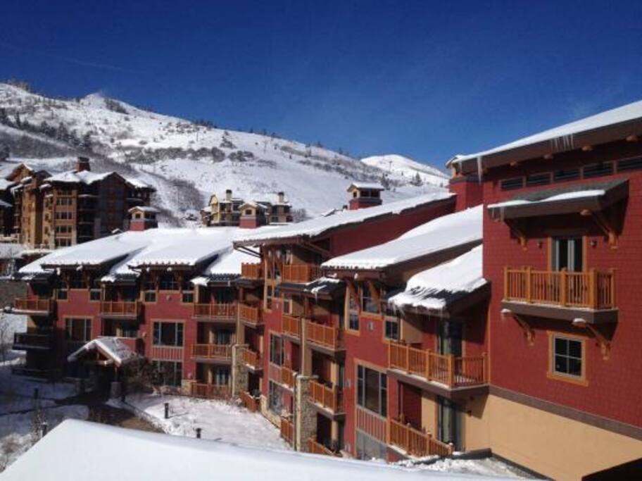 Front door is within skiing distance of lifts
