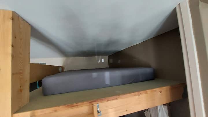 Altillo con capacidad para 2 personas.