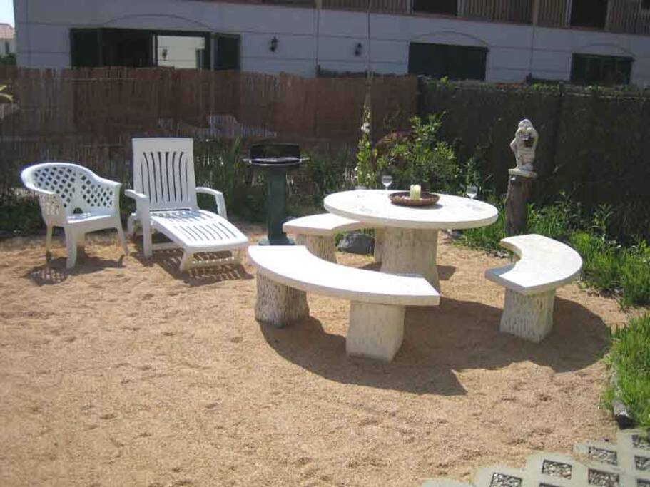 Jardín con mobiliario de terraza