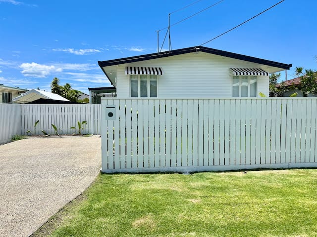 Salt+Pepper – Whole Duplex *Pets OK* 500m to beach