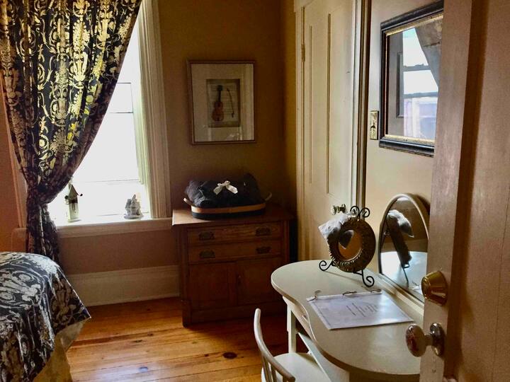 Spaulding Guest House ~ The Music Room ~ - Houses for Rent in