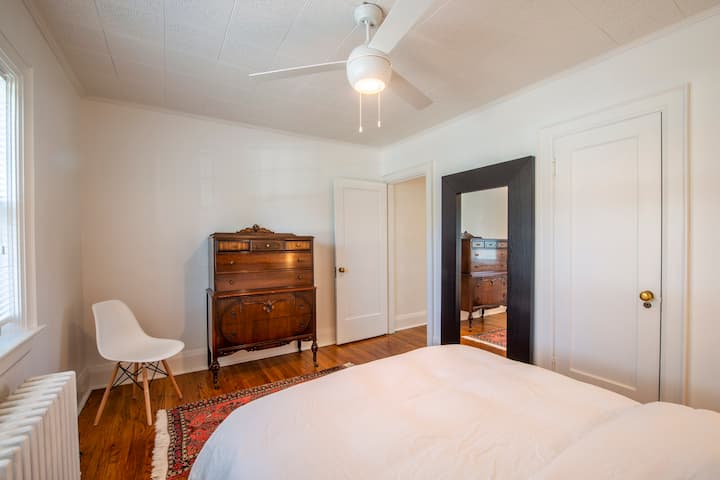 Dhoma e gjumit ..
Ky komodinë antike ofron shumë hapësirë për rrobat e tua.
Dhe shpresoj që do ta bësh
Shijo veshjen para kësaj pasqyre me gjatësi të plotë.