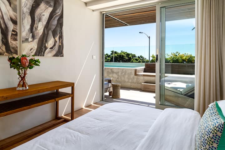 Hlavná spálňa sa otvára na vlastný balkón.