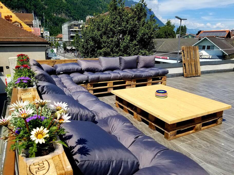 Chill lounge overlooking the center and train station Interlaken West