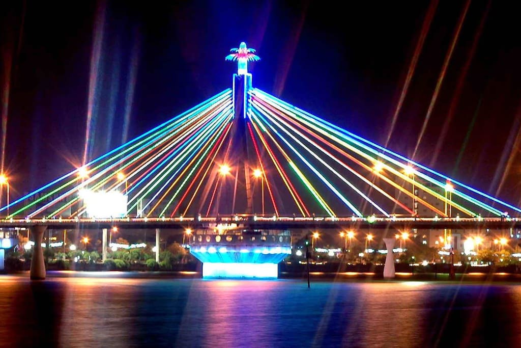 Cầu Sông Hàn Swing: tượng trưng cho vẻ đẹp độc đáo của Đà Nẵng, đây là cây cầu đầu tiên của Việt Nam. Khách du lịch có thể thưởng thức buổi tối mát mẻ trên cây cầu, ngắm nhìn sông Hàn quyến rũ và lộng lẫy và đặc biệt chờ đợi khoảng thời gian cầu dao 90 độ ở mỗi giờ.